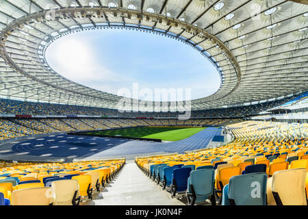 gelbe und blaue Stadion Sitzreihen auf Feld Fußballstadion Stockfoto