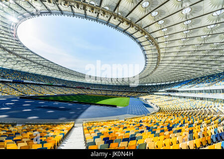 gelbe und blaue Stadion Sitzreihen auf Feld Fußballstadion Stockfoto