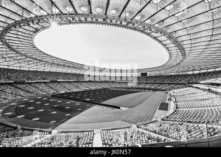 gelbe und blaue Stadion Sitzreihen auf Fußball-Stadion, schwarz / weiß Stockfoto