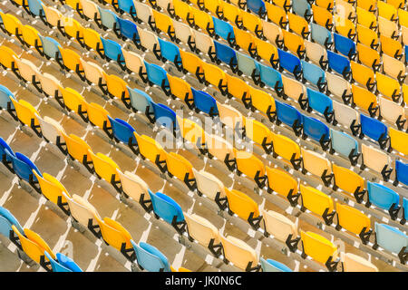 erhöhten Blick auf Reihen von gelben und blauen Stadion bietet Platz für Hintergrund Stockfoto