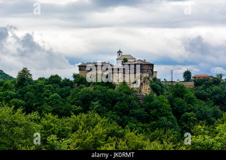 Glozhene Kloster - Klotzes orthodoxe Kloster gebaut an einem Berghang in Bulgarien Stockfoto