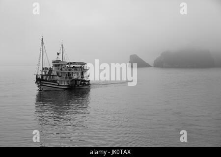 Kreuzfahrtschiff auf Ha Long Bay - 10 März 207 Stockfoto