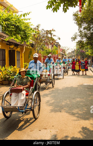 Touristen auf einem Cyclo Tour - eine der günstigsten Möglichkeiten, um aus den Augen sehen in Hoi an ein Stockfoto