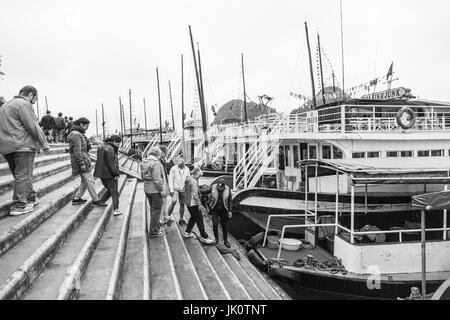 Touristen, die Rückkehr zu einem geparkten Boot - Ha Long Bay - März 2017 Stockfoto