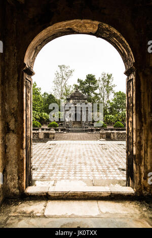 Ansicht des alten Gebäudes durch Bogen - Grab von Dong Khanh, Vietnam - März 2017 Stockfoto