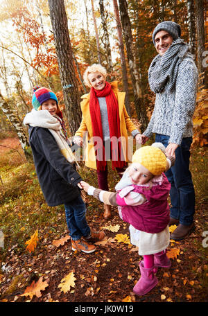 Kreisform Familie Hand in Hand Stockfoto