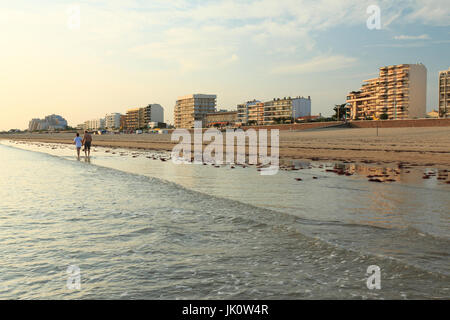 Frankreich, Vendée (85), Saint-Jean-de-Monts, le front de Mer / / Frankreich, Vendee, Saint Jean de Monts, der Uferpromenade am Abend Stockfoto