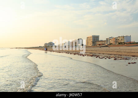 Frankreich, Vendée (85), Saint-Jean-de-Monts, le front de Mer / / Frankreich, Vendee, Saint Jean de Monts, der Uferpromenade am Abend Stockfoto