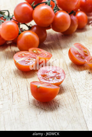 Cherry-Tomaten auf Holzbrett. Stockfoto