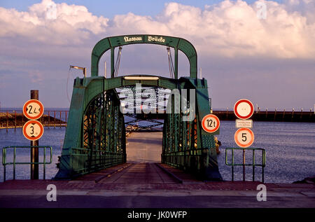 "Nassau-Brücke in WILHELMSHAVEN im Winter hell. Nassau Steg an einem Wintertag; WILHELMSHAVEN. ", Nassau-Bruecke Zu WILHELMSHAVEN Im Winterlicht. Nassau Stockfoto