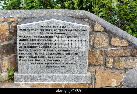 Penlee Punkt, Cornwall, Großbritannien - 07 May 2017: Denkmal für die Besatzung des penlee Lifeboat solomon Browne, das verloren war der Versuch zur Rettung der Crew der Stockfoto