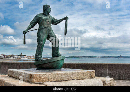 Newlyn, Cornwall, Großbritannien - 07 May 2017: Statue eines Fischers von Tom leaper. auf newlyn Grün mit penzance in der Ferne gefunden. Stockfoto