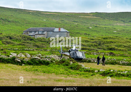 Bosigran, Cornwall, Großbritannien - 03 May 2017: Aerospatiale als 355 Np ecureuil ii Hubschrauber g-Dcam vor der Zählung Haus, ursprünglich eine Mine bauen für die Stockfoto