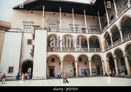 Krakau, Polen - 27. Juni 2015: Der Hof des Wawel Königsschloss Stockfoto