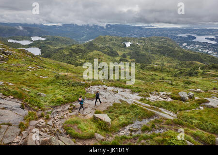 Norwegische Landschaft mit Wanderern. Ulriken Berg. Bergen Umgebung. Norwegen Stockfoto