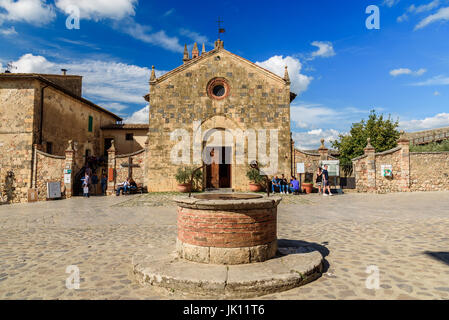 MONTERIGGIONI, Italien - 14. Mai 2017 - Leute Spaziergänge auf dem Hauptplatz von der schönen Stadt Monteriggioni in der Toskana. Stockfoto