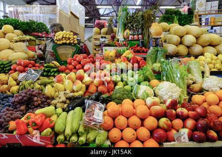 Wyborg, Russland - 6. Oktober 2016. Früchte zum Verkauf auf Markt in Wyborg, Russland. Stockfoto