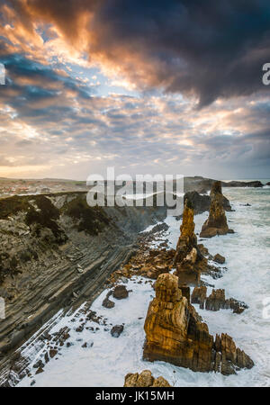Klippen. Costa Quebrada (gebrochene Küste), Kantabrien, Spanien, Europa. Stockfoto