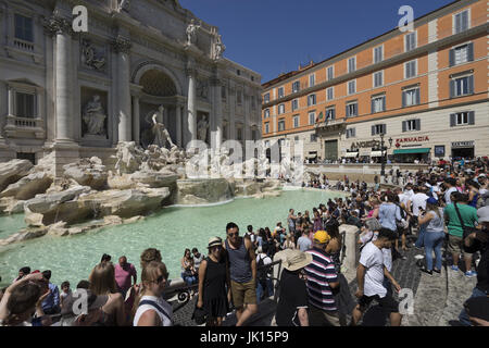 Trevi-Brunnen (Fontana di Trevi) in Rom, Italien. Trevi ist berühmteste Brunnen Roms. Architektur und Wahrzeichen Roms, Postkarte von Rom. Stockfoto