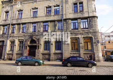 Wyborg, Russland - 6. Oktober 2016. Autos parken in der Nähe von Altbauwohnung in Vyborg City, Russland. Vyborg ist ein wichtiger Verkehrsknotenpunkt im Nordwesten regio Stockfoto