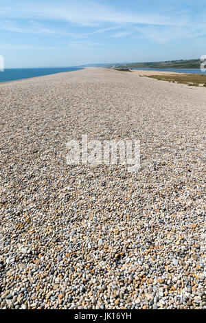 Blick nach Norden entlang der Oberseite der Chesil Beach in Dorset Stockfoto