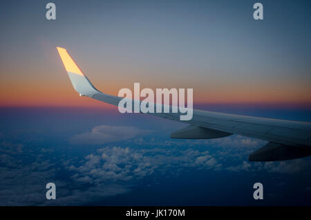 Flugzeugflügel und Wolken über der Tasmansee zwischen Neuseeland und Australien Stockfoto