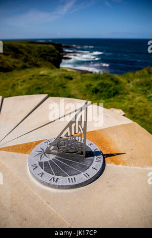 Sonnenuhr-Denkmal, The Wild Atlantic Way, Mullaghmore Head, County Sligo, Irland Stockfoto