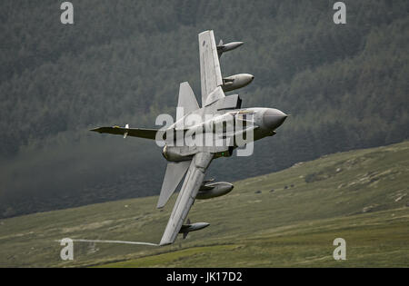 Königliche Luftwaffe Tornado GR4 auf eine Low-Level Trainingsmission. Stockfoto