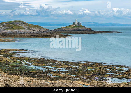 Mumbles Leuchtturm und Armband Mumbles Swansea Bay South Wales auf einem sonnigen Juli Sommer Tag Stockfoto