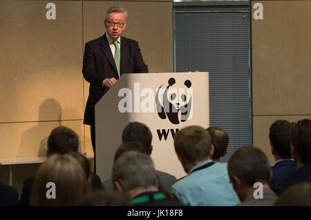 Michael Gove anlässlich der WWF Living Planet Centre in Woking, schafft wo er ein Publikum von Umwelt und Landschaft Organisationen dieser Austritt sagte Spielraum für Großbritannien, ein weltweit führendes Unternehmen in grüne Politik zu sein. Stockfoto