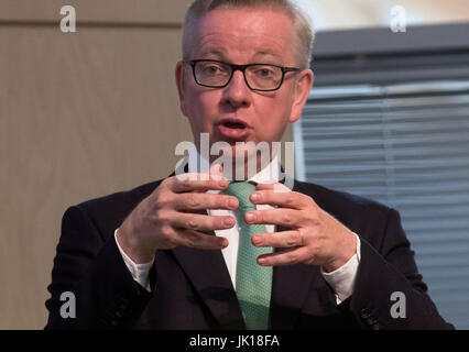 Michael Gove anlässlich der WWF Living Planet Centre in Woking, schafft wo er ein Publikum von Umwelt und Landschaft Organisationen dieser Austritt sagte Spielraum für Großbritannien, ein weltweit führendes Unternehmen in grüne Politik zu sein. Stockfoto