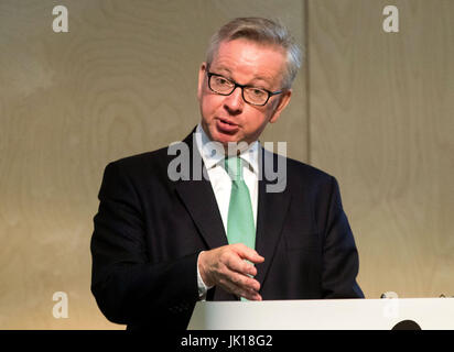 Michael Gove anlässlich der WWF Living Planet Centre in Woking, schafft wo er ein Publikum von Umwelt und Landschaft Organisationen dieser Austritt sagte Spielraum für Großbritannien, ein weltweit führendes Unternehmen in grüne Politik zu sein. Stockfoto