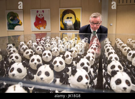 Umwelt-Staatssekretär Michael Gove befasst sich mit einer Kunst-Installation "Panda Eyes" von Jason Bruges im WWF Living Planet Centre in Woking, genannt, nachdem er ein Publikum von Umwelt und Landschaft Organisationen gesagt, dass Brexit Spielraum für Großbritannien zu einem Weltmarktführer in grüne Politik gibt. Stockfoto