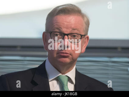 Michael Gove anlässlich der WWF Living Planet Centre in Woking, schafft wo er ein Publikum von Umwelt und Landschaft Organisationen dieser Austritt sagte Spielraum für Großbritannien, ein weltweit führendes Unternehmen in grüne Politik zu sein. Stockfoto