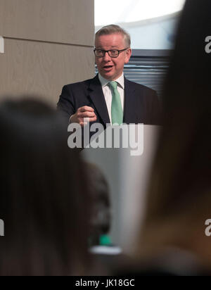 Michael Gove anlässlich der WWF Living Planet Centre in Woking, schafft wo er ein Publikum von Umwelt und Landschaft Organisationen dieser Austritt sagte Spielraum für Großbritannien, ein weltweit führendes Unternehmen in grüne Politik zu sein. Stockfoto