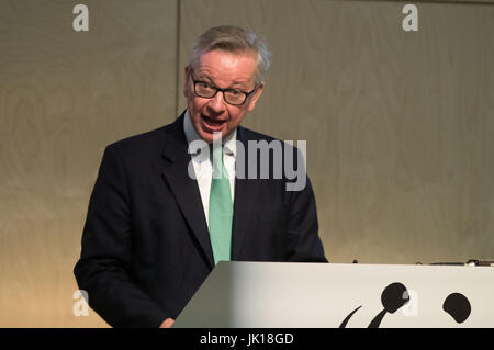 Michael Gove anlässlich der WWF Living Planet Centre in Woking, schafft wo er ein Publikum von Umwelt und Landschaft Organisationen dieser Austritt sagte Spielraum für Großbritannien, ein weltweit führendes Unternehmen in grüne Politik zu sein. Stockfoto