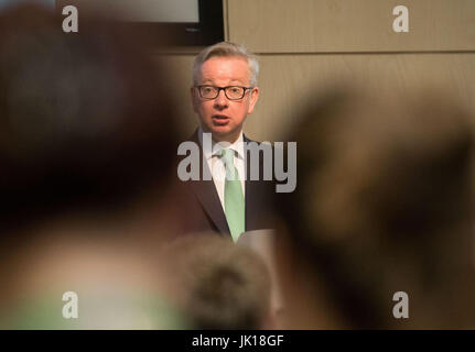 Michael Gove anlässlich der WWF Living Planet Centre in Woking, schafft wo er ein Publikum von Umwelt und Landschaft Organisationen dieser Austritt sagte Spielraum für Großbritannien, ein weltweit führendes Unternehmen in grüne Politik zu sein. Stockfoto