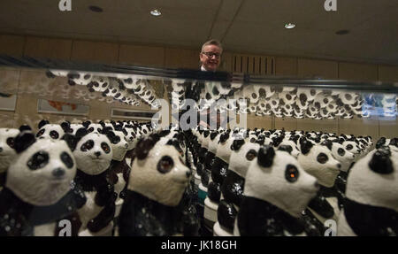 Umwelt-Staatssekretär Michael Gove befasst sich mit einer Kunst-Installation "Panda Eyes" von Jason Bruges im WWF Living Planet Centre in Woking, genannt, nachdem er ein Publikum von Umwelt und Landschaft Organisationen gesagt, dass Brexit Spielraum für Großbritannien zu einem Weltmarktführer in grüne Politik gibt. Stockfoto