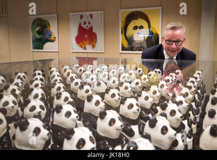 Umwelt-Staatssekretär Michael Gove befasst sich mit einer Kunst-Installation "Panda Eyes" von Jason Bruges im WWF Living Planet Centre in Woking, genannt, nachdem er ein Publikum von Umwelt und Landschaft Organisationen gesagt, dass Brexit Spielraum für Großbritannien zu einem Weltmarktführer in grüne Politik gibt. Stockfoto