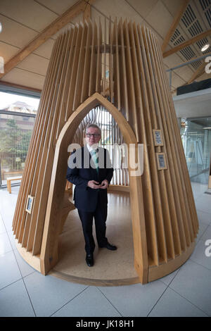 Umwelt-Staatssekretär Michael Gove befasst sich mit Bildschirmen im Informationen-Pod in der Waldzone am WWF Living Planet Centre in Woking, nachdem er ein Publikum von Umwelt und Landschaft Organisationen gesagt, dass Brexit Spielraum für Großbritannien zu einem Weltmarktführer in grüne Politik gibt. Stockfoto