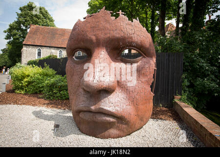 Canterbury, Kent, England, UK. Stirnwand des Künstlers Rick Kirby angezeigt, in der Nähe von Marlowe Theater in Canterbury, Kent, England. Bildnachweis: Windmühle Bilder. Stockfoto