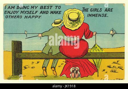 Original humorvolle edwardianische Postkarte am Meer, 'die Mädchen sind immens', kleiner Mann, große Dame - veröffentlicht 1909, Großbritannien Stockfoto