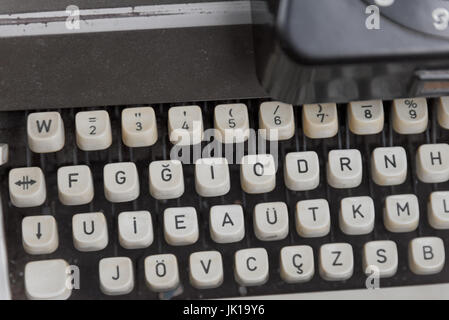 Antike Schreibmaschine. Vintage Schreibmaschine Maschine Closeup.Details einer alten Retro-Schreibmaschine, Vintage-Stil, staubigen Oberflächen. Stockfoto