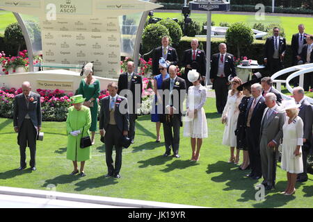 Eröffnungstag der Royal Ascot auf dem Ascot Racecourse in Ascot, Berkshire.  Mitwirkende: Königin Elizabeth II., Prinz Philip, Herzog von Edinburgh, Catherine, Herzogin von Cambridge, Prinz William, Herzog von Cambridge, Prinzessin Beatrice von York, Prinzessin Eugenie von York, Prinz Andrew, Herzog von York, Charles, Prince of Wales, Prinz Charles Where: Ascot, Berkshire, Vereinigtes Königreich bei: Kredit-20. Juni 2017: David Sims/WENN.com Stockfoto