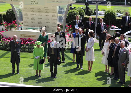 Eröffnungstag der Royal Ascot auf dem Ascot Racecourse in Ascot, Berkshire.  Mitwirkende: Königin Elizabeth II., Prinz Philip, Herzog von Edinburgh, Catherine, Herzogin von Cambridge, Prinz William, Herzog von Cambridge, Prinzessin Beatrice von York, Prinzessin Eugenie von York, Prinz Andrew, Herzog von York, Charles, Prince of Wales, Prinz Charles Where: Ascot, Berkshire, Vereinigtes Königreich bei: Kredit-20. Juni 2017: David Sims/WENN.com Stockfoto