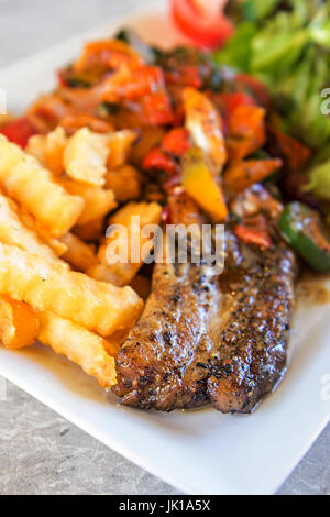 Gegrilltes Schweinefleisch Rippen Steak und Gemüse Stockfoto