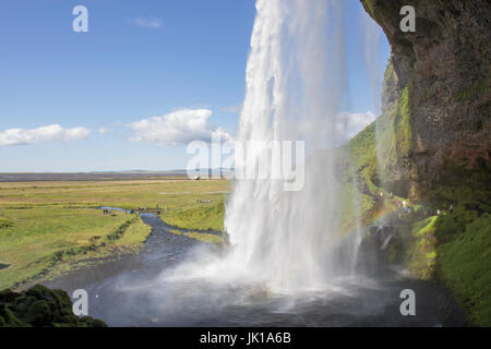 Wasserfall Seljalandsfoss auf der isländischen Küste Stockfoto