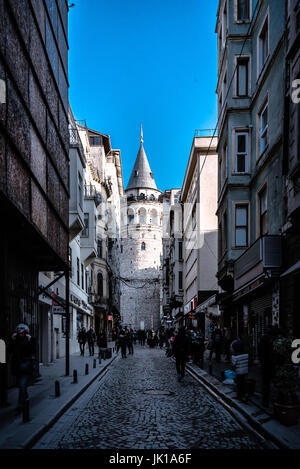 Blick auf alte Gasse mit dem Galata Tower(Turkish: Galata Kulesi) Christus-Turm genannt von Genuesen mittelalterlichen Wahrzeichen in Istanbul Stockfoto