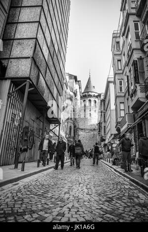 Blick auf alte Gasse mit dem Galata Tower(Turkish: Galata Kulesi) Christus-Turm genannt von Genuesen mittelalterlichen Wahrzeichen in Istanbul Stockfoto