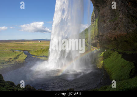 Wasserfall Seljalandsfoss auf der isländischen Küste Stockfoto